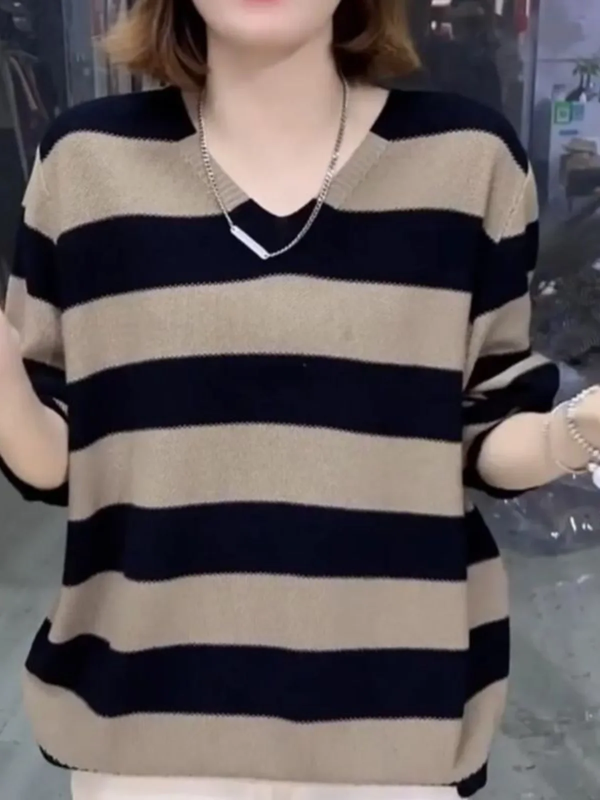 Autumn Winter ort V-Ne Camere Sweater Women's Loose Slimming Striped Knitted Base irt Top Korean Sle plus Size
Autumn Winter ort V-Ne Camere Sweater Women's Loose Slimming Striped Knitted Base irt Top Korean Sle plus Size