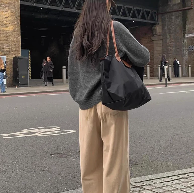 Sac tote classique pour femme de haute qualité, grande capacité, en nylon imperméable et pliable, idéal pour un usage quotidien
Sac tote classique pour femme de haute qualité, grande capacité, en nylon imperméable et pliable, idéal pour un usage quotidien