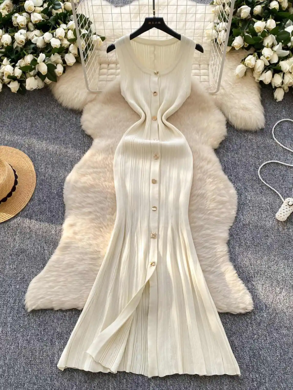 Simple O-Neck Sleeveless Knitted Dress for Women Chic Gold Button Slim Waist A-Line Long Dress Fashion Lady Clothes
Simple O-Neck Sleeveless Knitted Dress for Women Chic Gold Button Slim Waist A-Line Long Dress Fashion Lady Clothes