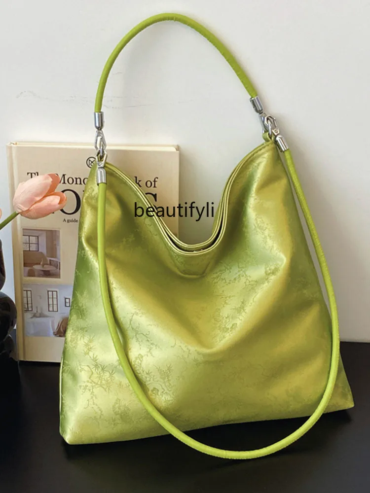 This Year's Popular New Chinese Handbag Women's New Chinese Style Embroidery Tote Bag Fashion All-Match Shoulder Bag
This Year's Popular New Chinese Handbag Women's New Chinese Style Embroidery Tote Bag Fashion All-Match Shoulder Bag
