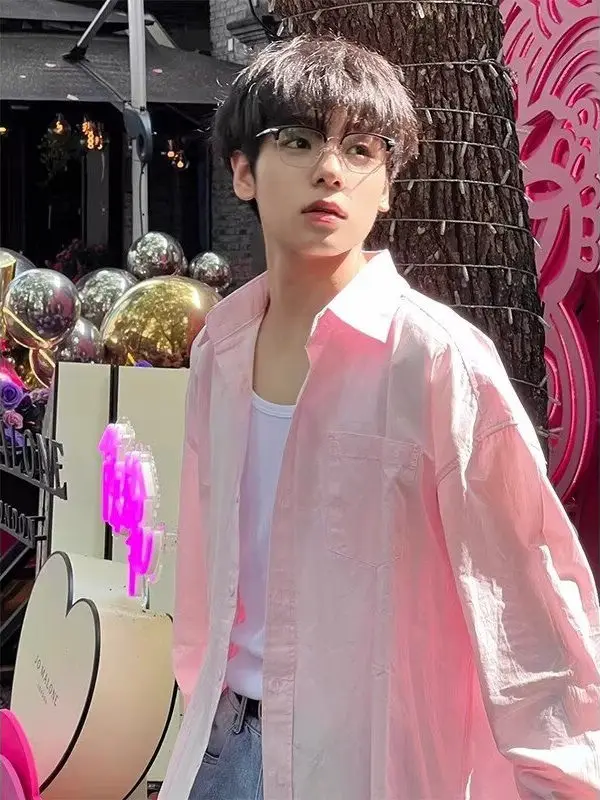 Ретро-розовая рубашка в корейском стиле, летняя, свободного кроя, с длинными рукавами, для мальчиков-подростков, Sunnyside Up, с V-образным вырезом, на пуговицах, повседневная одежда
Ретро-розовая рубашка в корейском стиле, летняя, свободного кроя, с длинными рукавами, для мальчиков-подростков, Sunnyside Up, с V-образным вырезом, на пуговицах, повседневная одежда