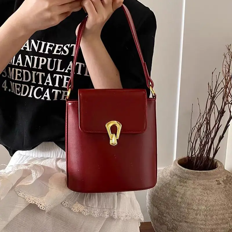 Luxury Design Bucket Crossbody Bag For Women 2025 New Brand Square Handbag Korean Style Bag Fashion Shoulder Bag
Luxury Design Bucket Crossbody Bag For Women 2025 New Brand Square Handbag Korean Style Bag Fashion Shoulder Bag