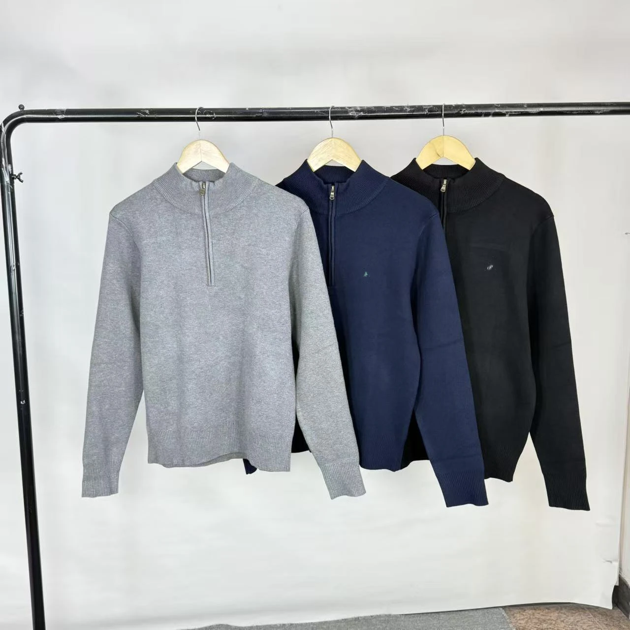 Мужской теплый вязаный свитер из чистого хлопка с воротником-стойкой на молнии, с вышитым логотипом, повседневный, длинный, производство Китай
Мужской теплый вязаный свитер из чистого хлопка с воротником-стойкой на молнии, с вышитым логотипом, повседневный, длинный, производство Китай