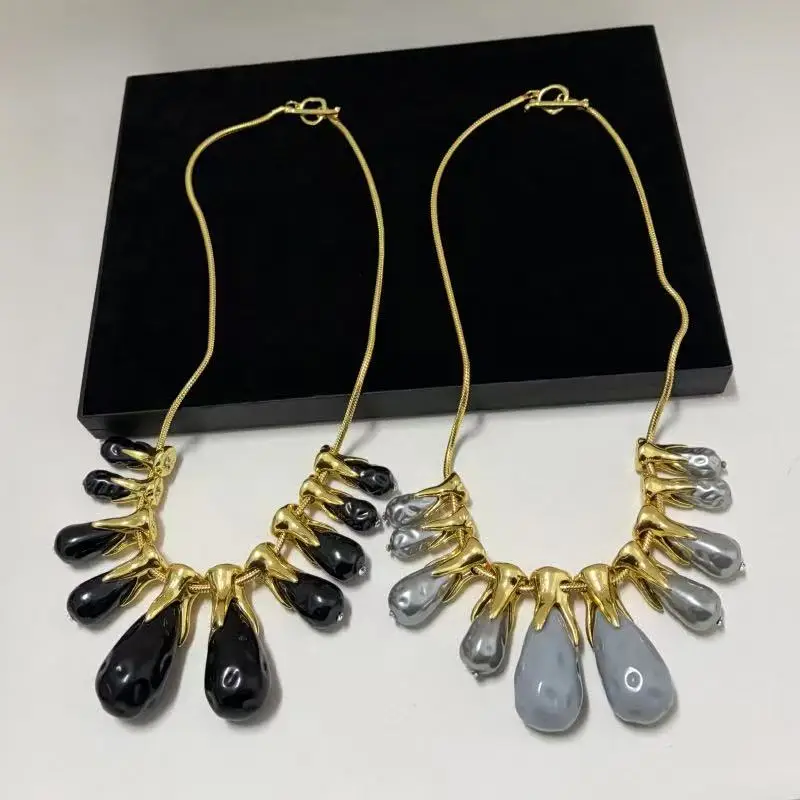 Elegant Vintage Metal Necklace for Women Fashionable Exaggerated Multi-Tiered Tear Drop Clavicle Chain Party Accessory
Elegant Vintage Metal Necklace for Women Fashionable Exaggerated Multi-Tiered Tear Drop Clavicle Chain Party Accessory