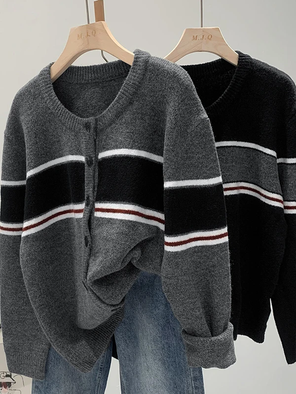 Мужской вязаный кардиган свободного кроя в полоску, осенне-зимний, в гонконгском стиле, свитер премиум-класса, высококачественная мужская трикотажная одежда
Мужской вязаный кардиган свободного кроя в полоску, осенне-зимний, в гонконгском стиле, свитер премиум-класса, высококачественная мужская трикотажная одежда