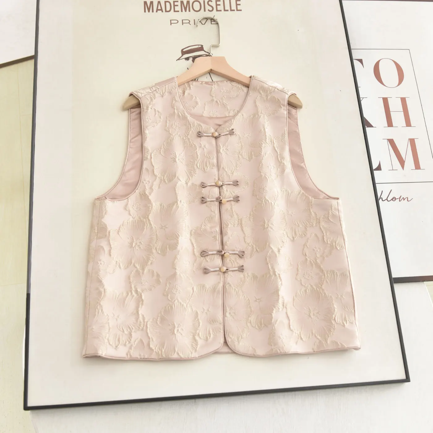 New Chinese Style Sleeveless Vest Jacket Poet Series 2026 Spring Summer Floral Embroidery Design Versatile Outerwear for Women
New Chinese Style Sleeveless Vest Jacket Poet Series 2026 Spring Summer Floral Embroidery Design Versatile Outerwear for Women