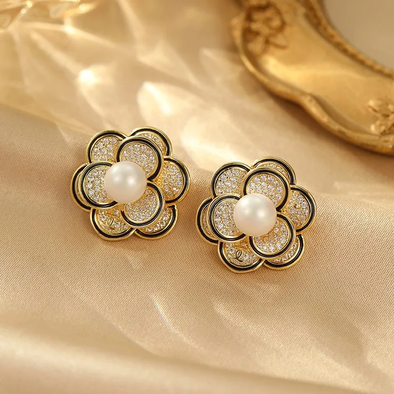 Серьги-гвоздики в стиле французского двора, легкие и роскошные, с камелиями, инкрустированные цирконами, на серебряной игле S925
Серьги-гвоздики в стиле французского двора, легкие и роскошные, с камелиями, инкрустированные цирконами, на серебряной игле S925