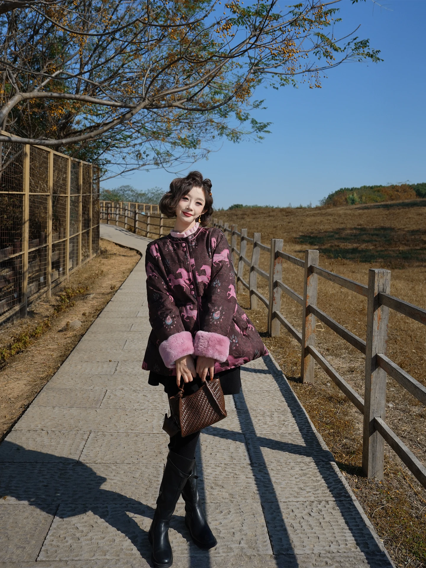 Зимняя куртка Yolo из белого гусиного пуха с утягивающим поясом, шелковой вышивкой, подкладкой из кроличьего меха, длинными рукавами, круглым вырезом и одной пуговицей
Зимняя куртка Yolo из белого гусиного пуха с утягивающим поясом, шелковой вышивкой, подкладкой из кроличьего меха, длинными рукавами, круглым вырезом и одной пуговицей