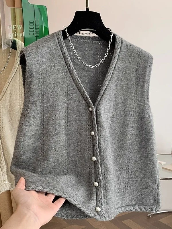 Повседневный вязаный свитер женский с жемчужными пуговицами, свободный, для многослойных образов, осенне-зимний, модный дизайн, жилет с узором «косы»
Повседневный вязаный свитер женский с жемчужными пуговицами, свободный, для многослойных образов, осенне-зимний, модный дизайн, жилет с узором «косы»