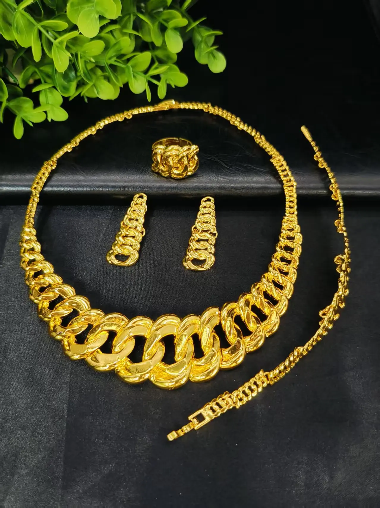 fashion Elegant Golden Jewelry Necklace Bracelet Earrings Ring Four-Piece Set Stylish Charm Jewerly
fashion Elegant Golden Jewelry Necklace Bracelet Earrings Ring Four-Piece Set Stylish Charm Jewerly