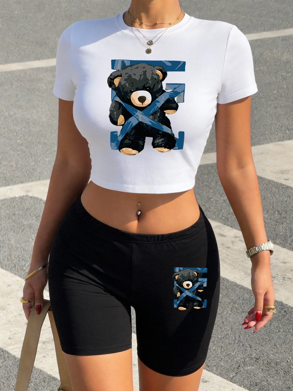 Сексуальный летний комплект из двух предметов: укороченная футболка с принтом черного медведя и шорты. Женский, высокоэластичный, мягкий, облегающий, с круглым вырезом.
Сексуальный летний комплект из двух предметов: укороченная футболка с принтом черного медведя и шорты. Женский, высокоэластичный, мягкий, облегающий, с круглым вырезом.