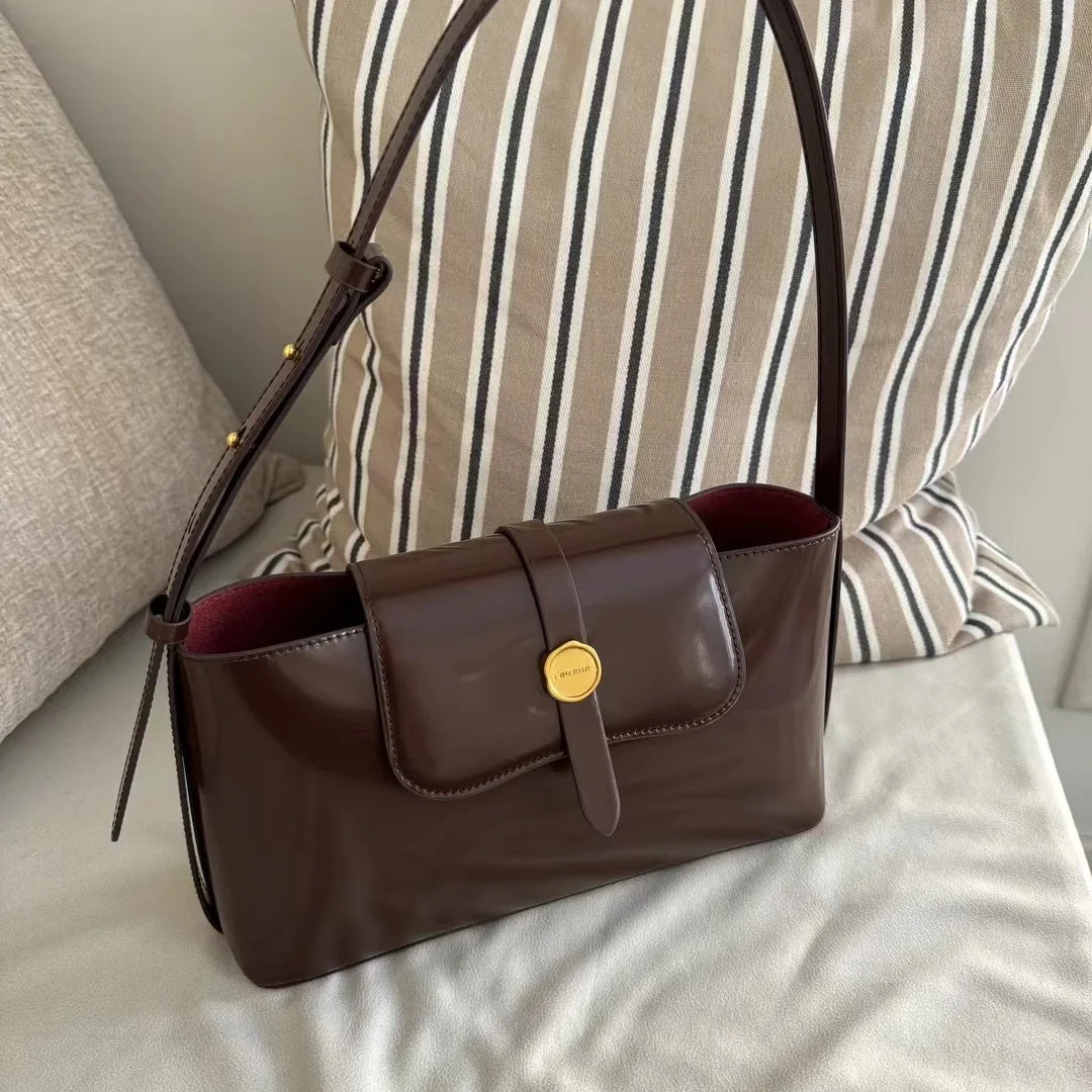 Chic Korean Designer Cowhide Shoulder Bag Solid Color Minimalist Style Highquality Texture for Commuting
Chic Korean Designer Cowhide Shoulder Bag Solid Color Minimalist Style Highquality Texture for Commuting
