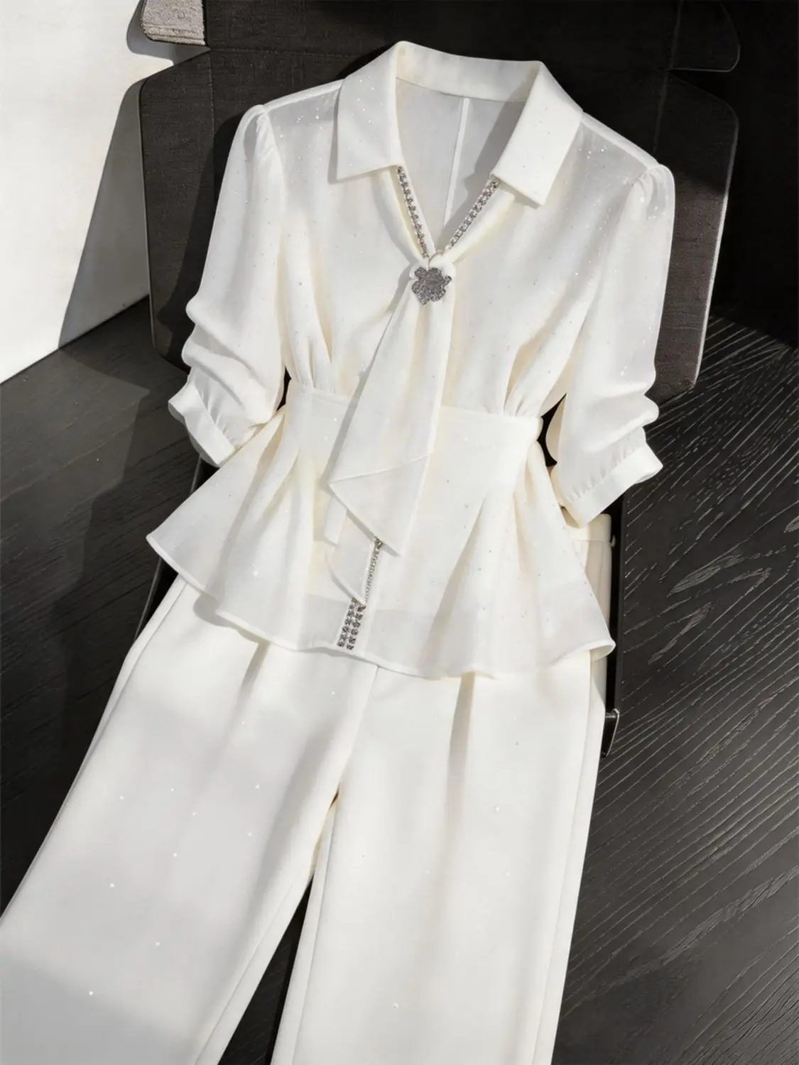 Fashion Set 2026 Summer New Style Charm Hot Diamond Collar Shirt Wide Leg Pants Elegant Women's Two Piece Set
Fashion Set 2026 Summer New Style Charm Hot Diamond Collar Shirt Wide Leg Pants Elegant Women's Two Piece Set