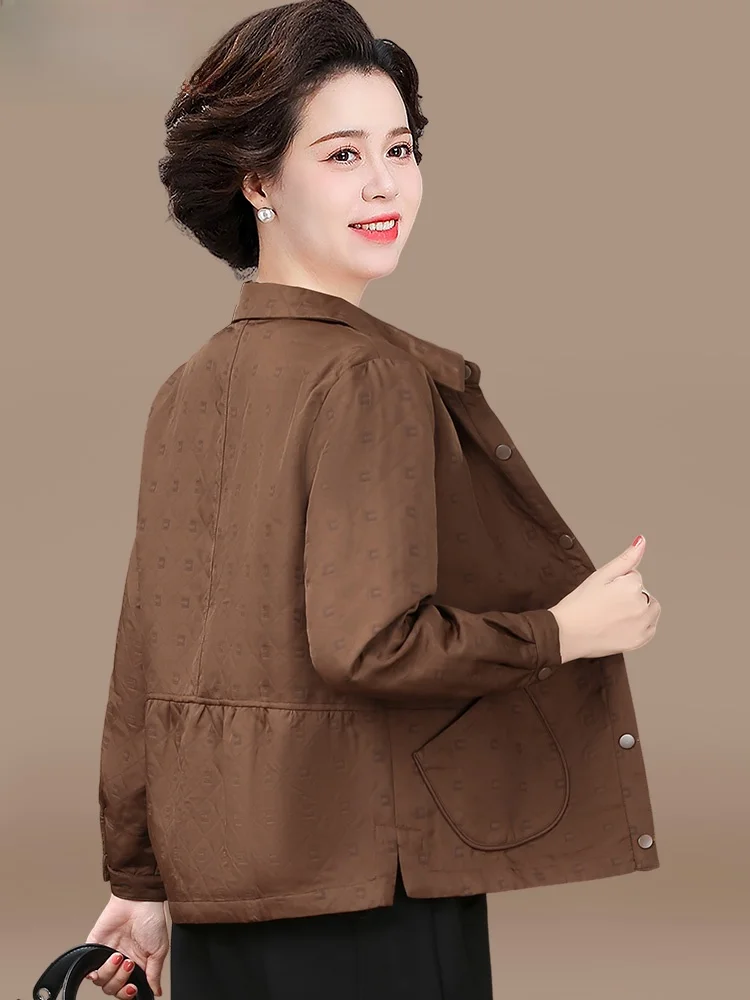 Модная повседневная верхняя одежда для весны и осени: короткое пальто для женщин среднего возраста, свободного кроя, открытый кардиган из полиэфирного волокна.
Модная повседневная верхняя одежда для весны и осени: короткое пальто для женщин среднего возраста, свободного кроя, открытый кардиган из полиэфирного волокна.