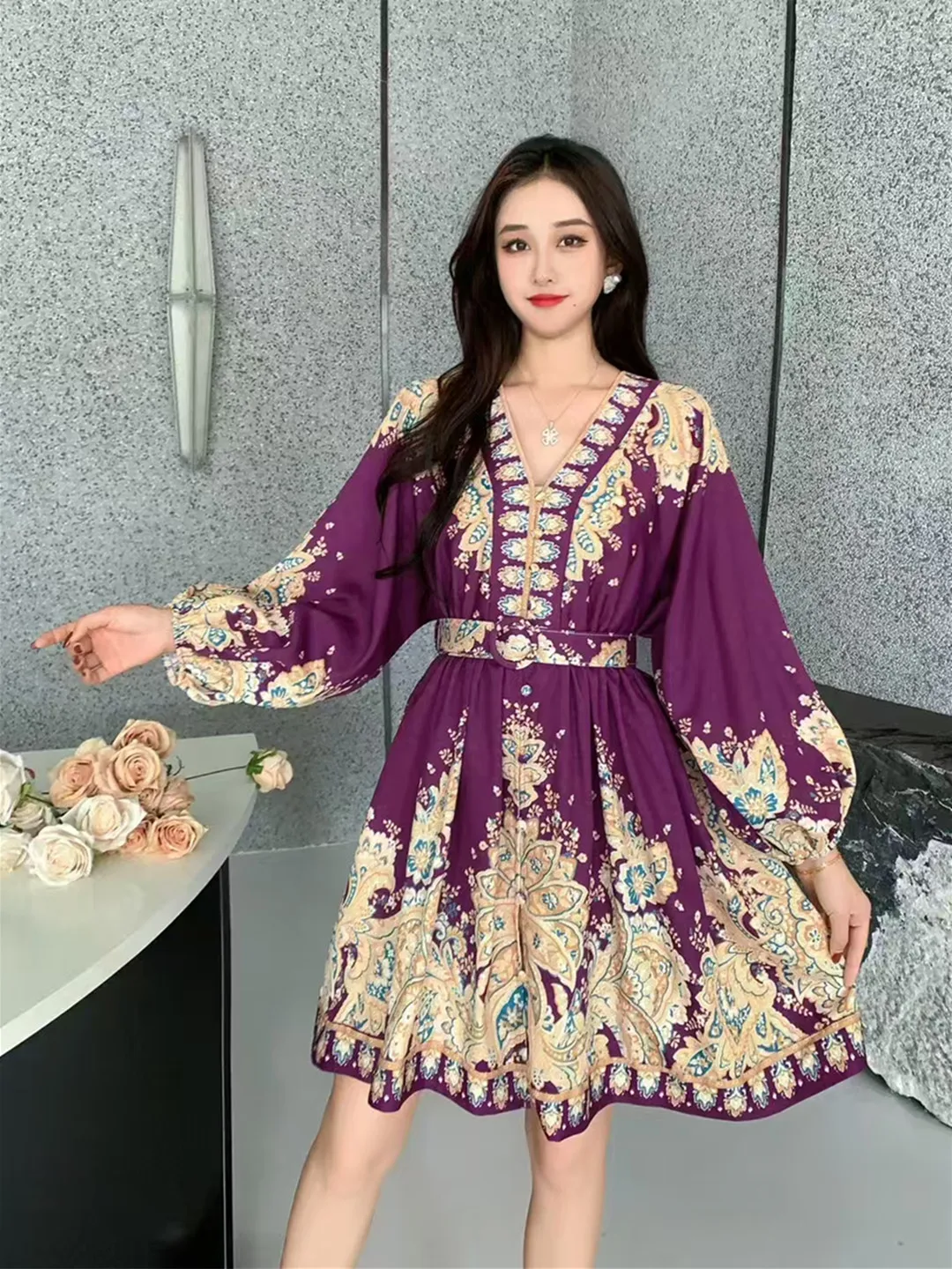 2025 New Spring Autumn Women V-Neck Long Sleeve Belt Slim A-Line Mini Dress High Quality Retro Print Big Hem Elegant Dress
2025 New Spring Autumn Women V-Neck Long Sleeve Belt Slim A-Line Mini Dress High Quality Retro Print Big Hem Elegant Dress