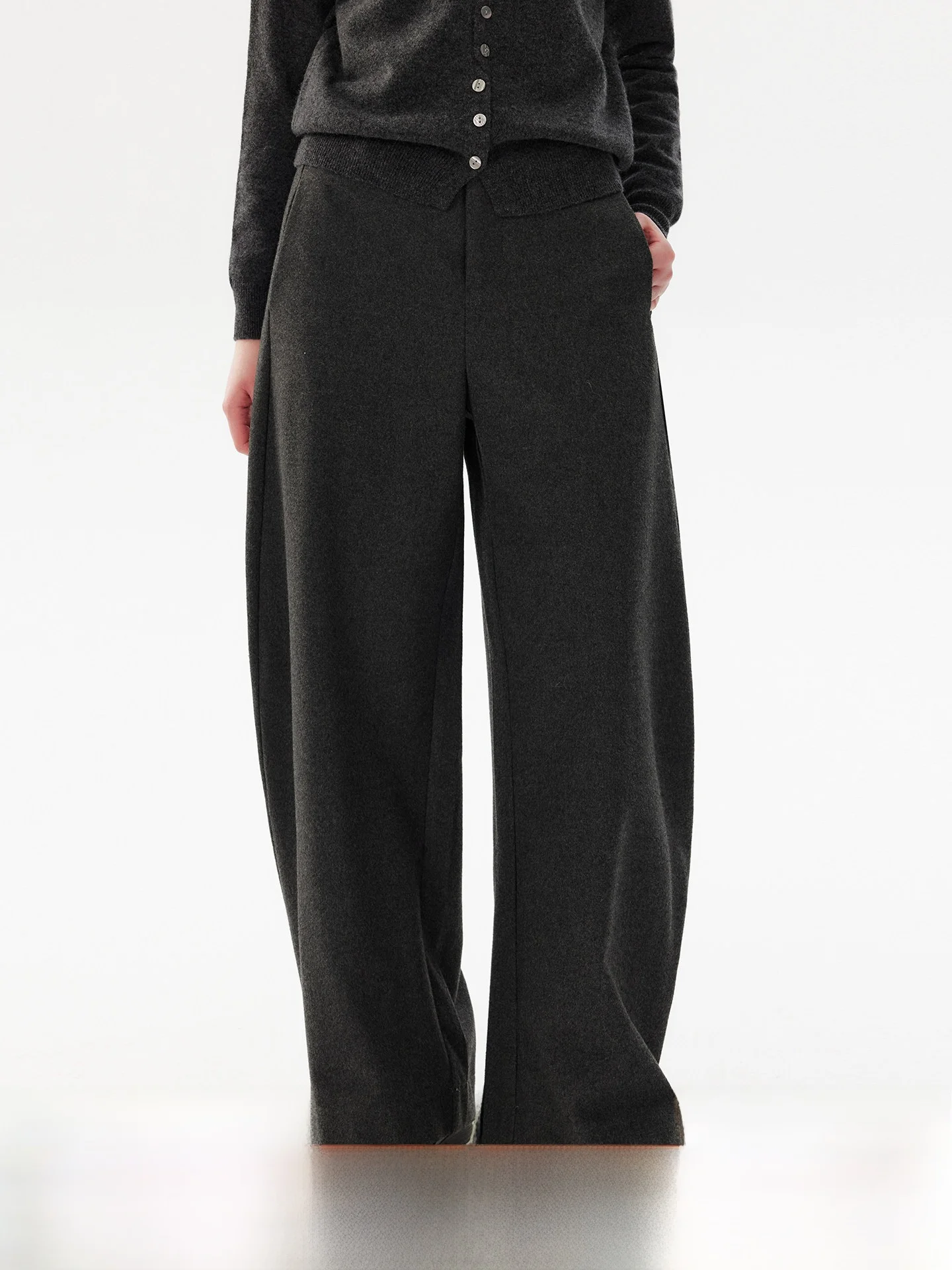 Шерстяные брюки-палаццо с высокой талией для женщин, ультрамягкие, струящиеся, зимняя коллекция
Шерстяные брюки-палаццо с высокой талией для женщин, ультрамягкие, струящиеся, зимняя коллекция