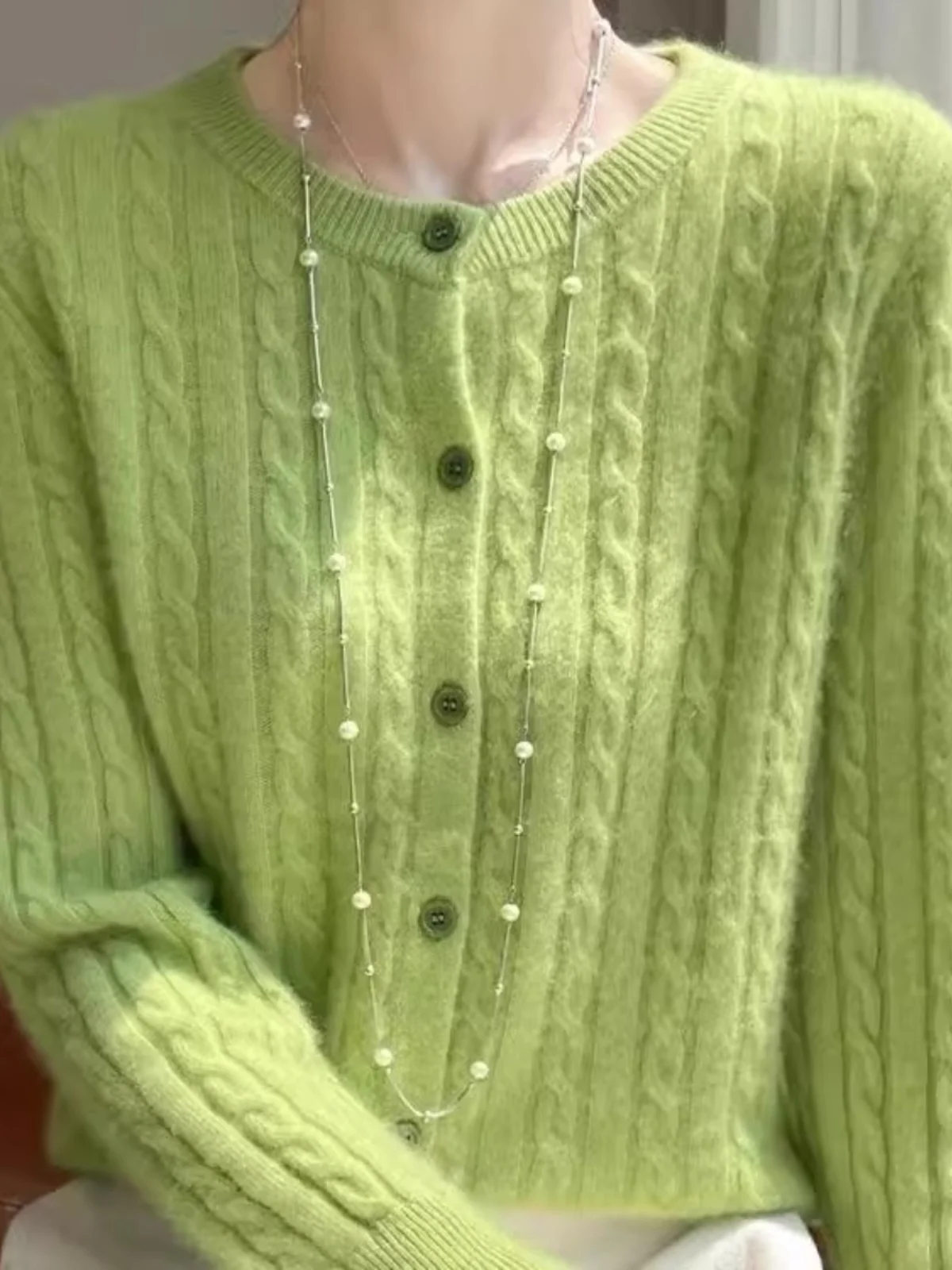 Весна 2026: Новая женская вязаная кофта-кардиган свободного кроя с круглым вырезом, утягивающая фигуру, модная верхняя одежда
Весна 2026: Новая женская вязаная кофта-кардиган свободного кроя с круглым вырезом, утягивающая фигуру, модная верхняя одежда