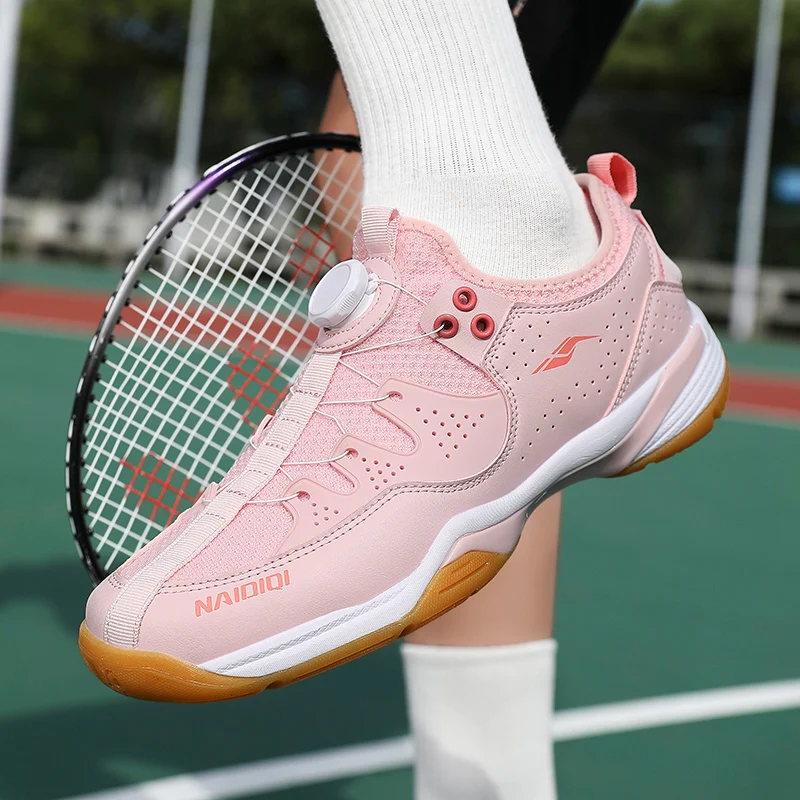 Профессиональная обувь для бадминтона для мужчин и женщин, быстрая шнуровка, высококачественная карбоновая доска, удобная тренировочная обувь для волейбола
Профессиональная обувь для бадминтона для мужчин и женщин, быстрая шнуровка, высококачественная карбоновая доска, удобная тренировочная обувь для волейбола