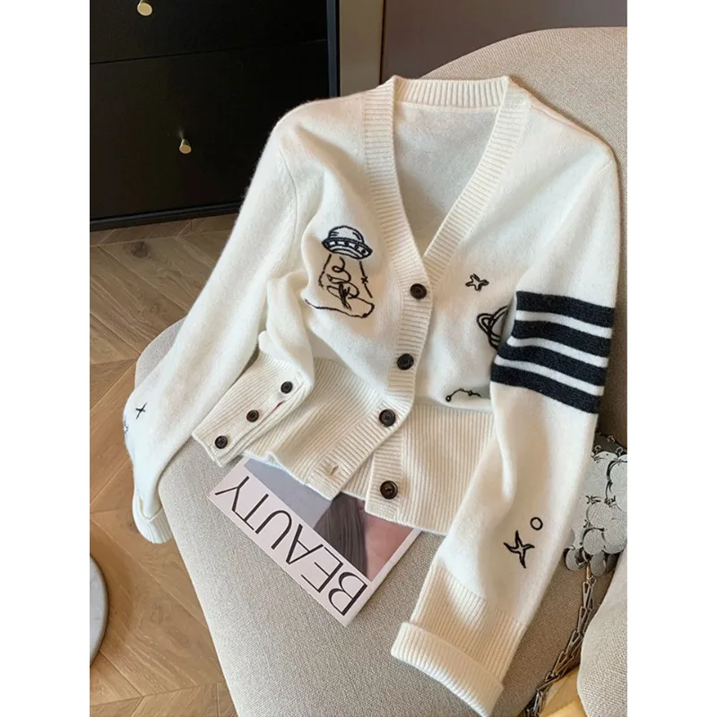 Осень-зима, шикарный повседневный вязаный кардиган на пуговицах с v-образным вырезом, женская мода, эластичные тонкие полосатые свитера с мультяшной вышивкой
Осень-зима, шикарный повседневный вязаный кардиган на пуговицах с v-образным вырезом, женская мода, эластичные тонкие полосатые свитера с мультяшной вышивкой
