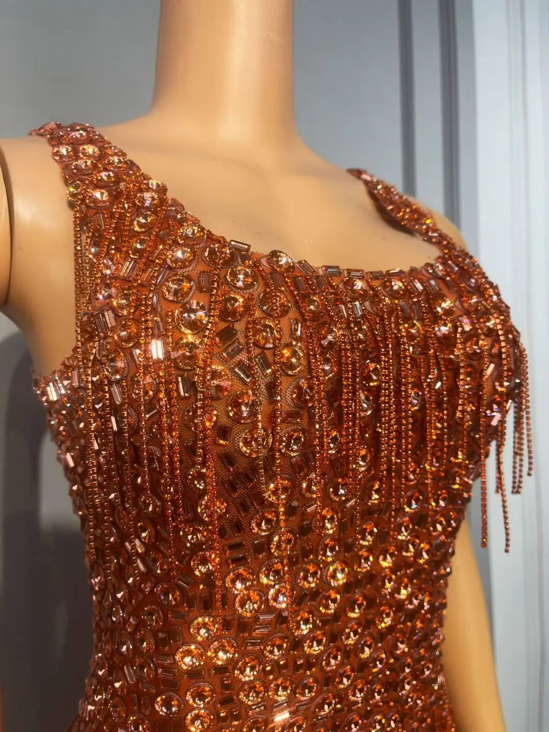 Ganju Bronze Crystal Rhinestone Sleeveless Fringe Maxi Dress with High Slit for Drag Queen Stage Performances and Nightclub Show
Ganju Bronze Crystal Rhinestone Sleeveless Fringe Maxi Dress with High Slit for Drag Queen Stage Performances and Nightclub Show