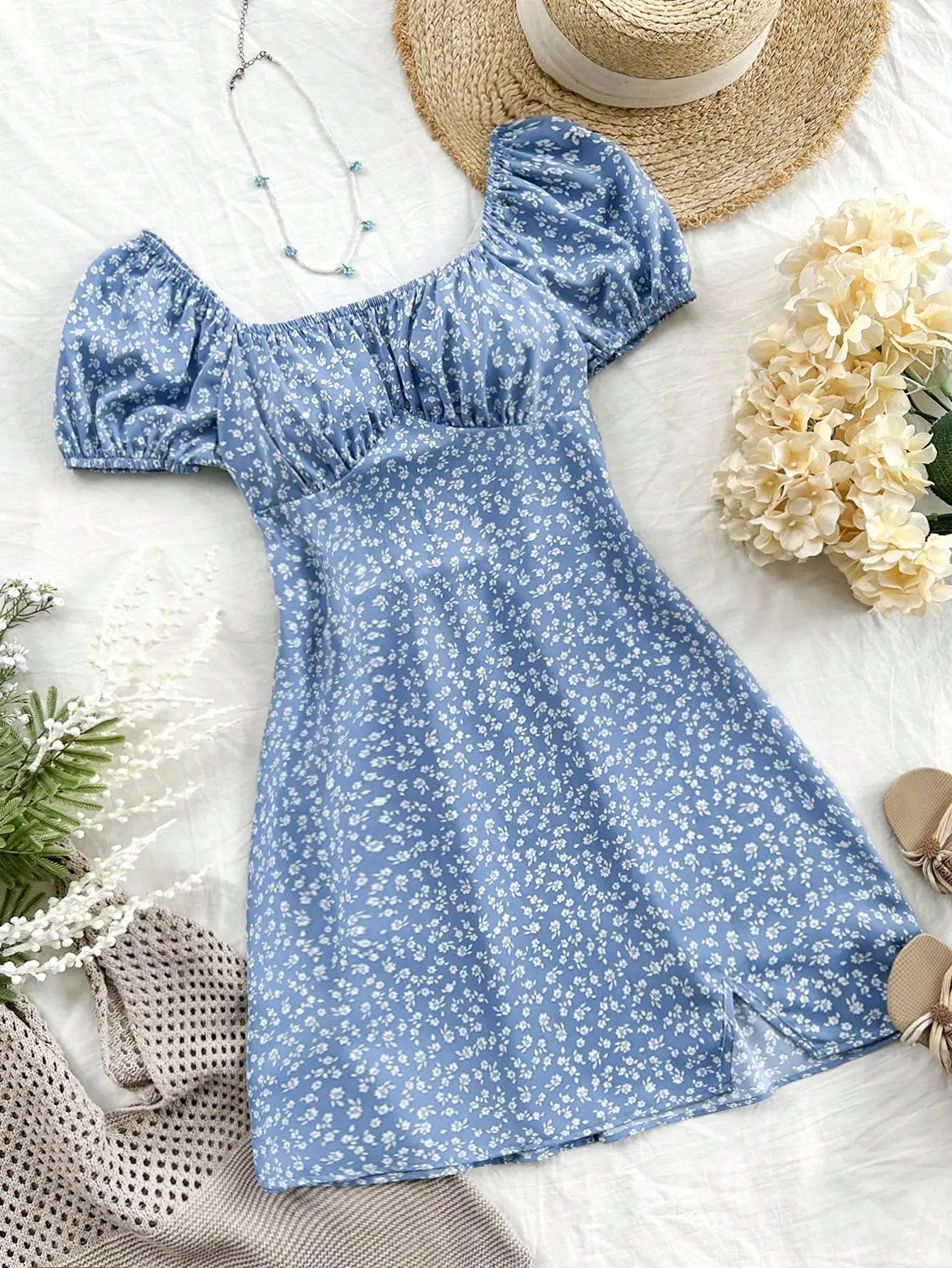 Синее мини-платье с цветочным принтом, пышными рукавами, квадратным вырезом, А-образным силуэтом и боковым разрезом
Синее мини-платье с цветочным принтом, пышными рукавами, квадратным вырезом, А-образным силуэтом и боковым разрезом