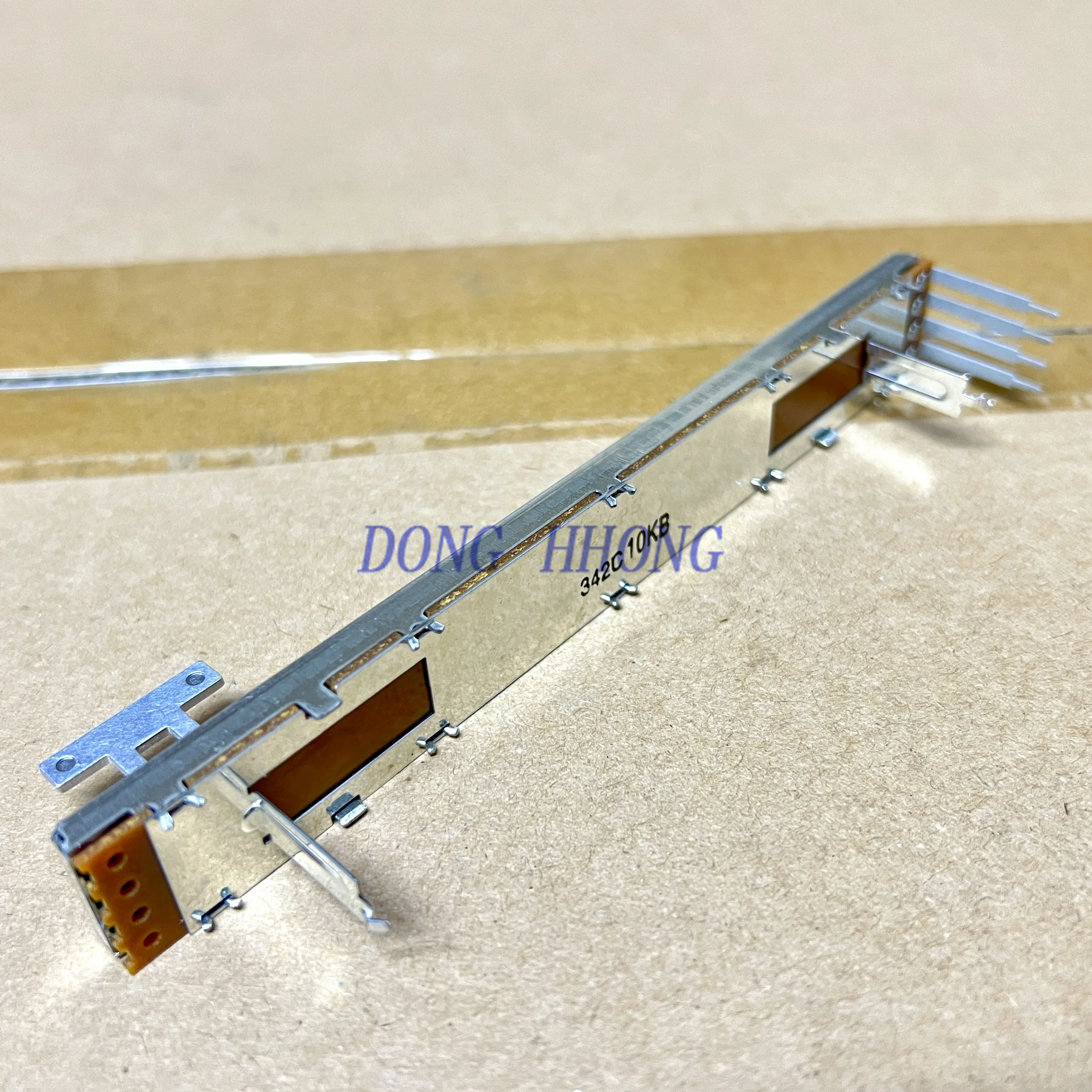 1 PCS ALPS Allen QU32 GLD80 128MM Fader potentiometer B10K 4 pins (no motor) 128mm Total length Travel 100mm Domestic
1 PCS ALPS Allen QU32 GLD80 128MM Fader potentiometer B10K 4 pins (no motor) 128mm Total length Travel 100mm Domestic