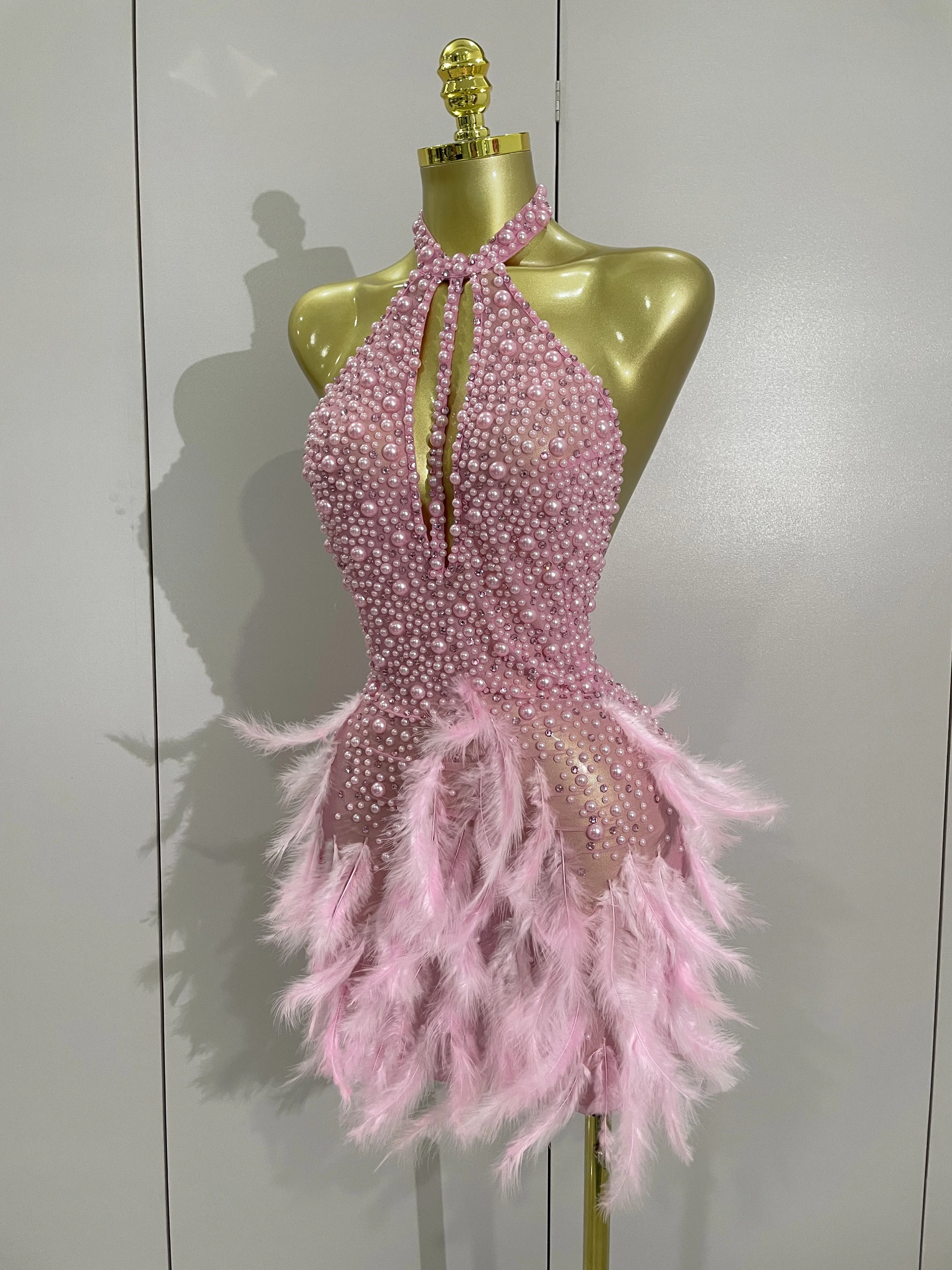 Women Luxury Rhinestones Pearls Feathers Halter Backless Short Dress Women Sexy Celebrate Birthday Dress Nightclub Stage Costume
Women Luxury Rhinestones Pearls Feathers Halter Backless Short Dress Women Sexy Celebrate Birthday Dress Nightclub Stage Costume