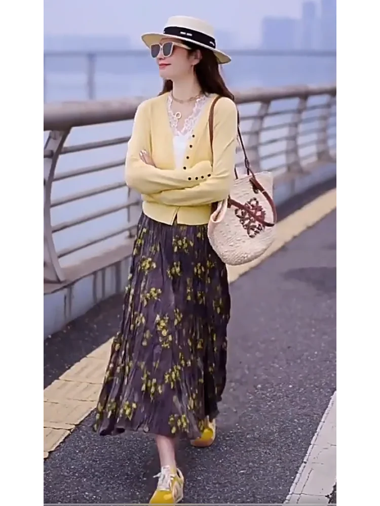 Autumn Fashion Women's V-neck Knitted Open Cardigan Pleated Floral Half-length Skirt Two-piece Set Casual Style Long Sleeve
Autumn Fashion Women's V-neck Knitted Open Cardigan Pleated Floral Half-length Skirt Two-piece Set Casual Style Long Sleeve