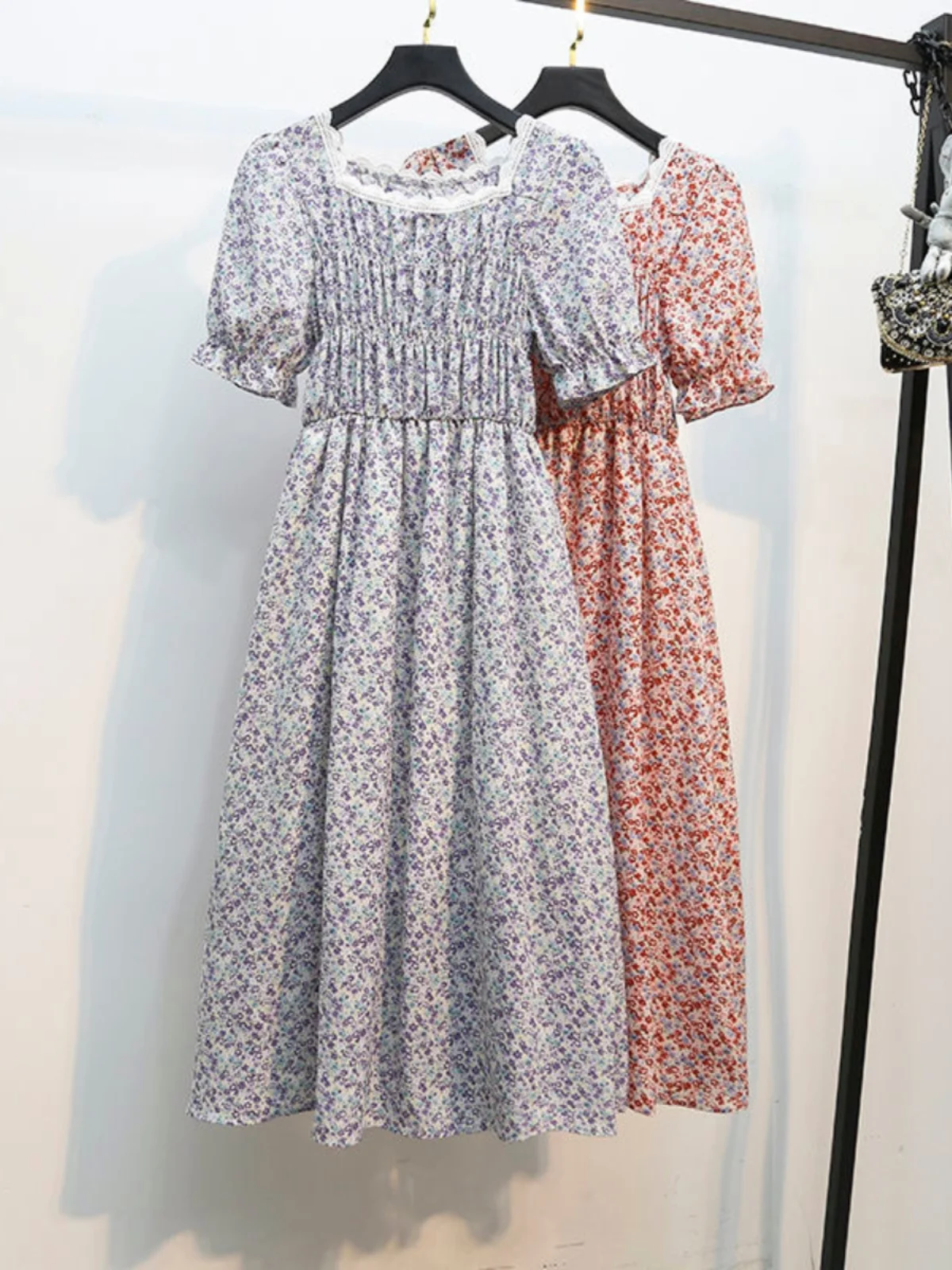 Summer New Style Women's Lace Splicing Chiffon Floral Short Sleeve Dress Square Collar Waist Cinching Midi Skirt A-Line Dress
Summer New Style Women's Lace Splicing Chiffon Floral Short Sleeve Dress Square Collar Waist Cinching Midi Skirt A-Line Dress