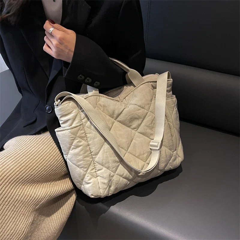 Fashion Lingge Quilted Women Handbags Nylon Padded Shoulder Bags Casual Down Cotton Crossbody Bags Large Tote Purses 2023 Winter
Fashion Lingge Quilted Women Handbags Nylon Padded Shoulder Bags Casual Down Cotton Crossbody Bags Large Tote Purses 2023 Winter