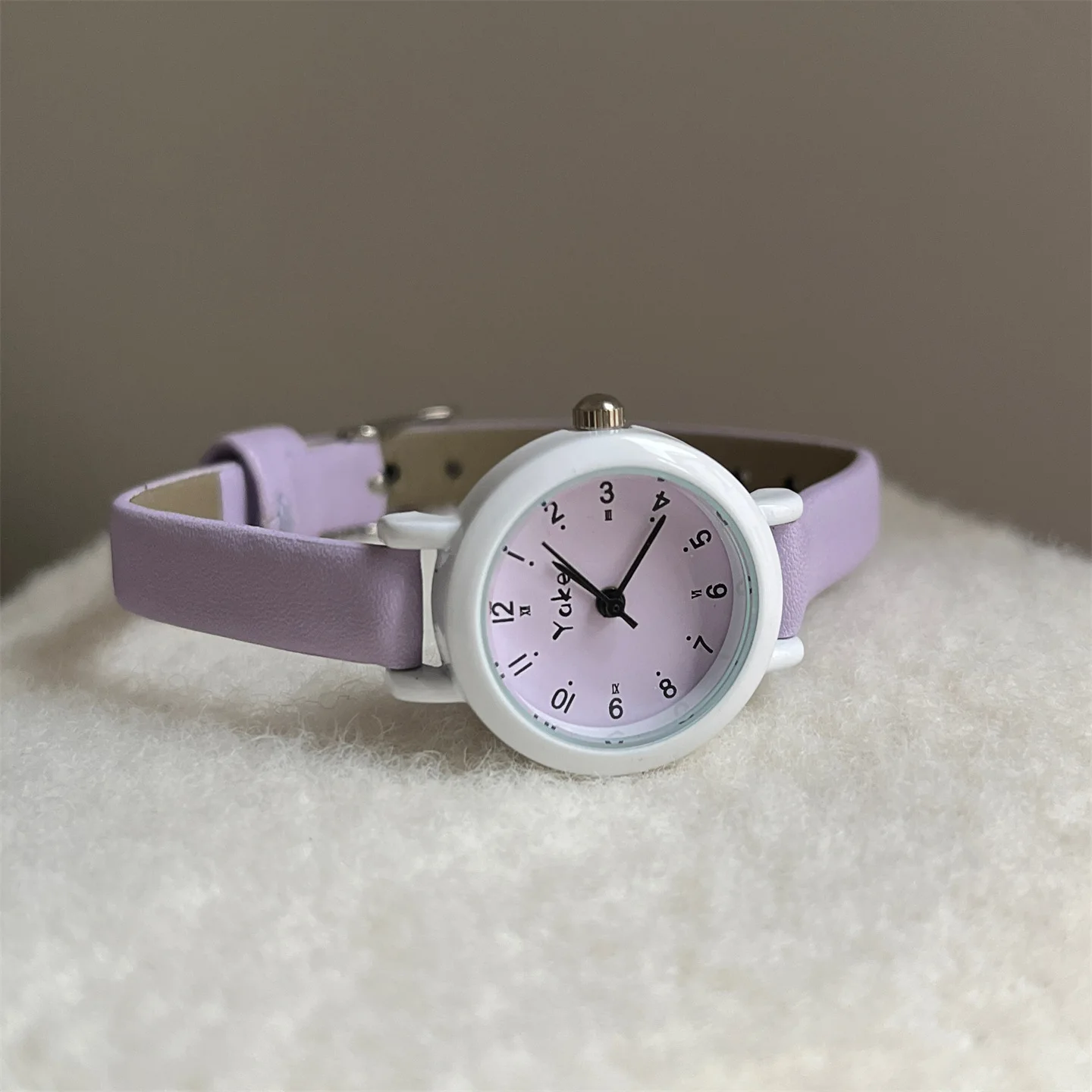 Elegant Women'S Wristwatch, Stylish Student Watch, High-Fashion Little Strawberry Women'S Quartz Watch, High-Quality Timepiece.
Elegant Women'S Wristwatch, Stylish Student Watch, High-Fashion Little Strawberry Women'S Quartz Watch, High-Quality Timepiece.