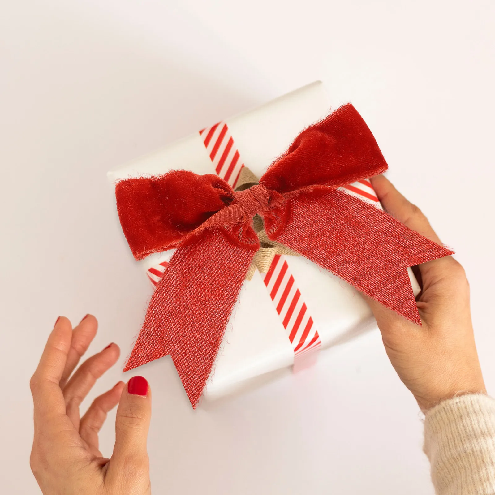 3 Rolls Polyester Ribbon Tear Velvet Gift Holiday Present Wedding Festival Satin Bride DIY Packing Decorative for Hairbows
3 Rolls Polyester Ribbon Tear Velvet Gift Holiday Present Wedding Festival Satin Bride DIY Packing Decorative for Hairbows