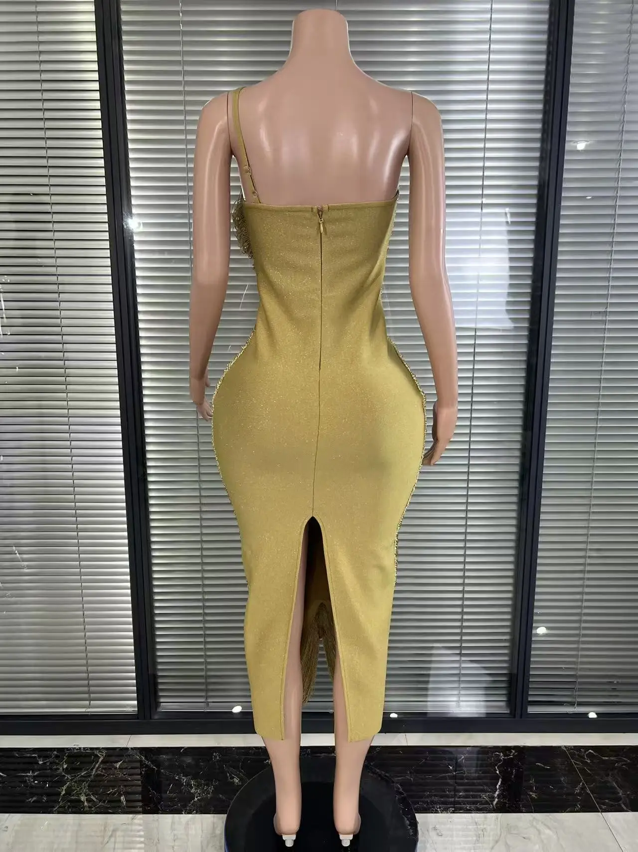 Elegant Gold Tassel Backless Bandage Dress Women Sexy Bodycon Evening Party Prom Birthday Gown 2026
Elegant Gold Tassel Backless Bandage Dress Women Sexy Bodycon Evening Party Prom Birthday Gown 2026