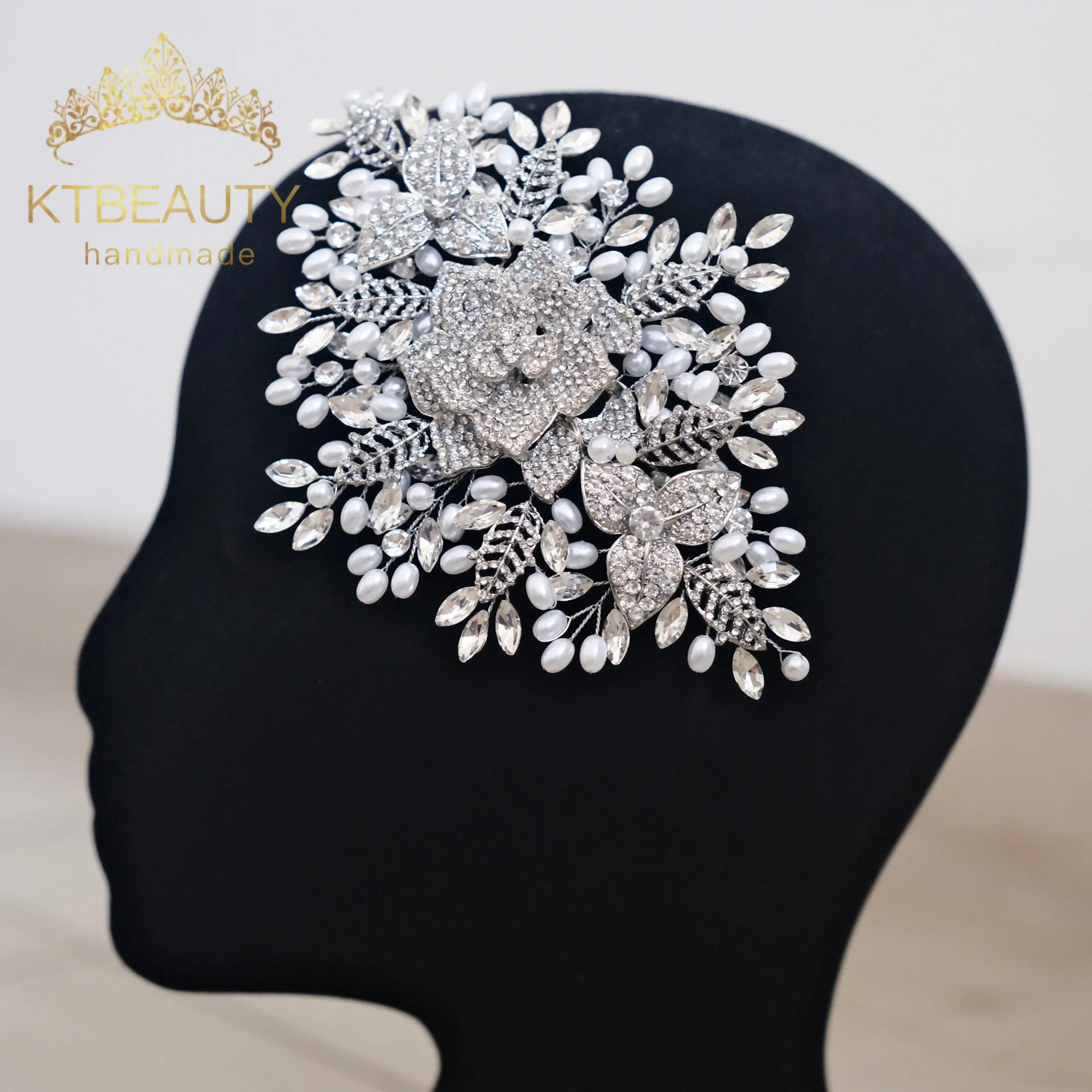 KTBEAUTY Новинка 2025 головной убор в свадебном стиле Серебряный гребень Кристалл белые камни Красивая повязка для волос женские аксессуары
KTBEAUTY Новинка 2025 головной убор в свадебном стиле Серебряный гребень Кристалл белые камни Красивая повязка для волос женские аксессуары