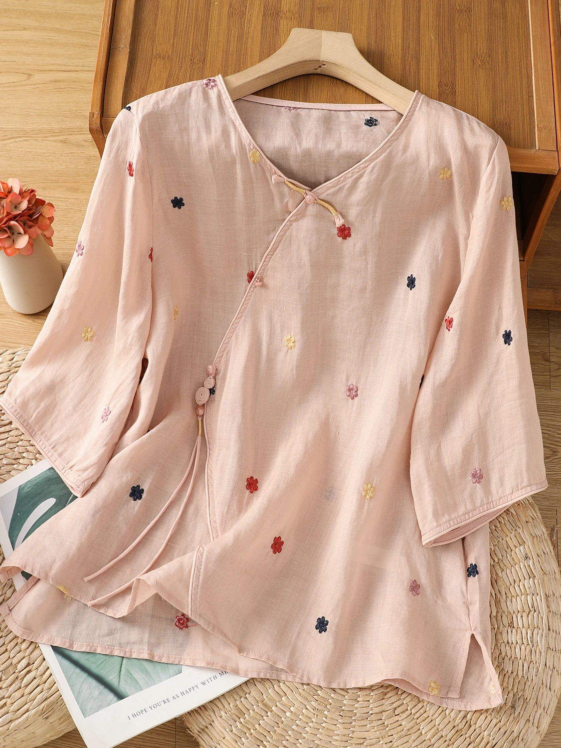 Elegant Chinese Style Embroidered Silk Shirt Women's Summer Slim Fit Fashionable Side Buttoned Loose Cotton Blouse
Elegant Chinese Style Embroidered Silk Shirt Women's Summer Slim Fit Fashionable Side Buttoned Loose Cotton Blouse