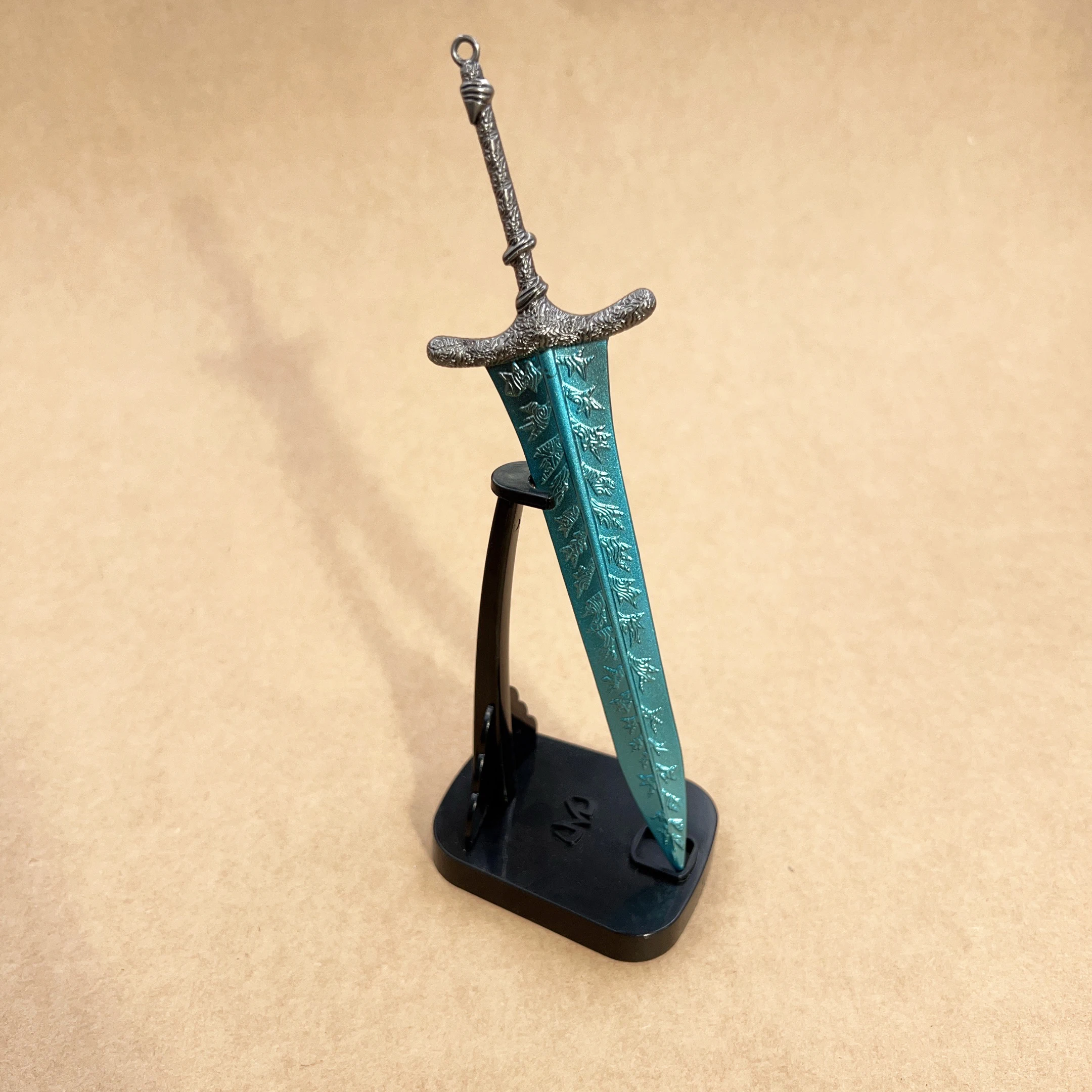 Металлический меч-брелок 22 см «Темный Меч» из игры ER, масштаб 1:6, модель для коллекции, украшение для дома, подарок, игрушка
Металлический меч-брелок 22 см «Темный Меч» из игры ER, масштаб 1:6, модель для коллекции, украшение для дома, подарок, игрушка