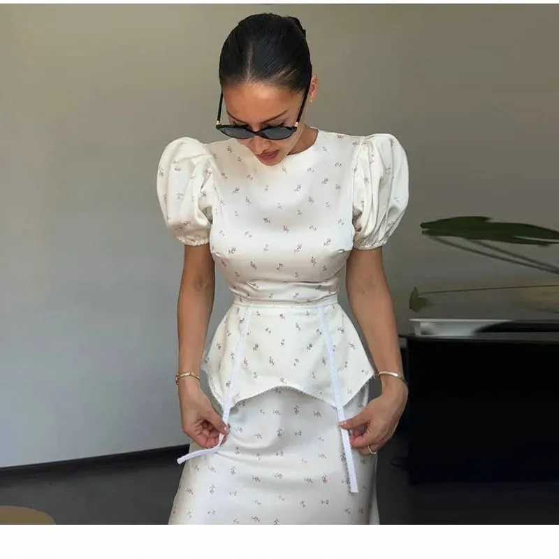 Retro Floral Print Dress Set Women's Fashion Bubble Sleeve Waist Cinched Fish Tail Half Skirt Two Piece Set Cross Border
Retro Floral Print Dress Set Women's Fashion Bubble Sleeve Waist Cinched Fish Tail Half Skirt Two Piece Set Cross Border