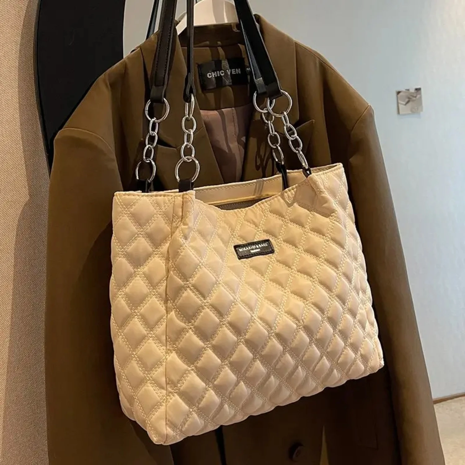 Stylish Quilted Large Shoulder Bag for Fashionable Women with Spacious Capacity for All-Match Commuter Use
Stylish Quilted Large Shoulder Bag for Fashionable Women with Spacious Capacity for All-Match Commuter Use