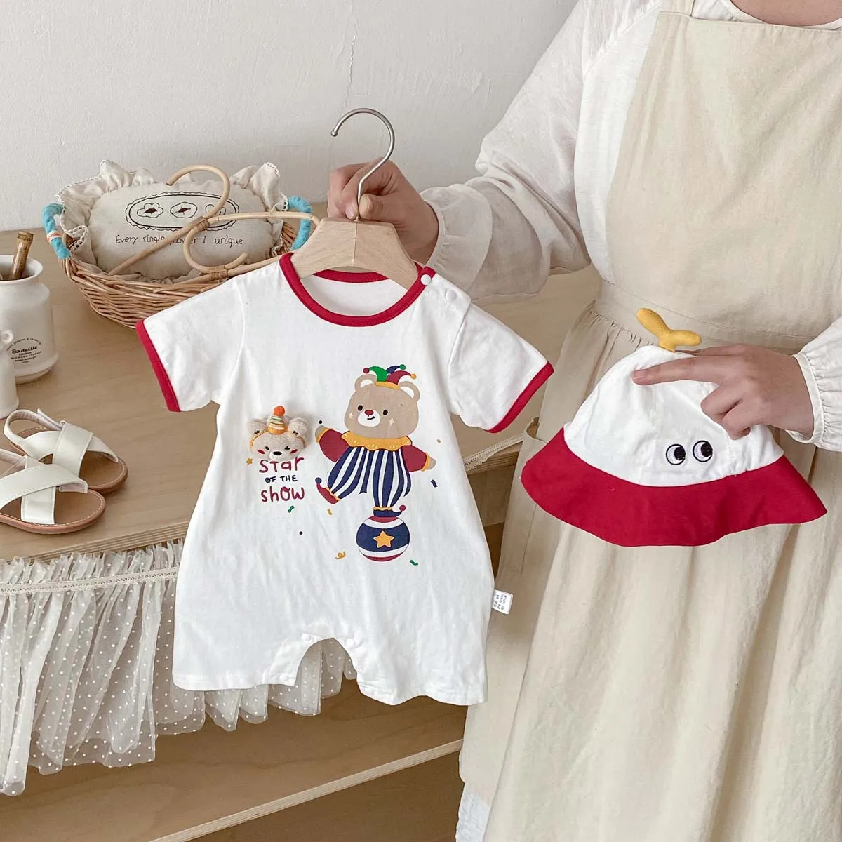 Летний комплект для мальчиков 0-2 лет в корейском стиле: комбинезон с принтом клоуна и милой панамкой, 2 предмета, коллекция 2026 года
Летний комплект для мальчиков 0-2 лет в корейском стиле: комбинезон с принтом клоуна и милой панамкой, 2 предмета, коллекция 2026 года