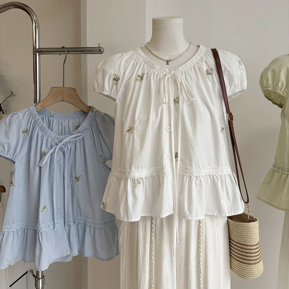 Sweet Summer Embroidered Bubble Sleeve Shirt Women's Loose Fit round Neck Short Style Korean Cotton Shirt V-Neckline Doll Top
Sweet Summer Embroidered Bubble Sleeve Shirt Women's Loose Fit round Neck Short Style Korean Cotton Shirt V-Neckline Doll Top