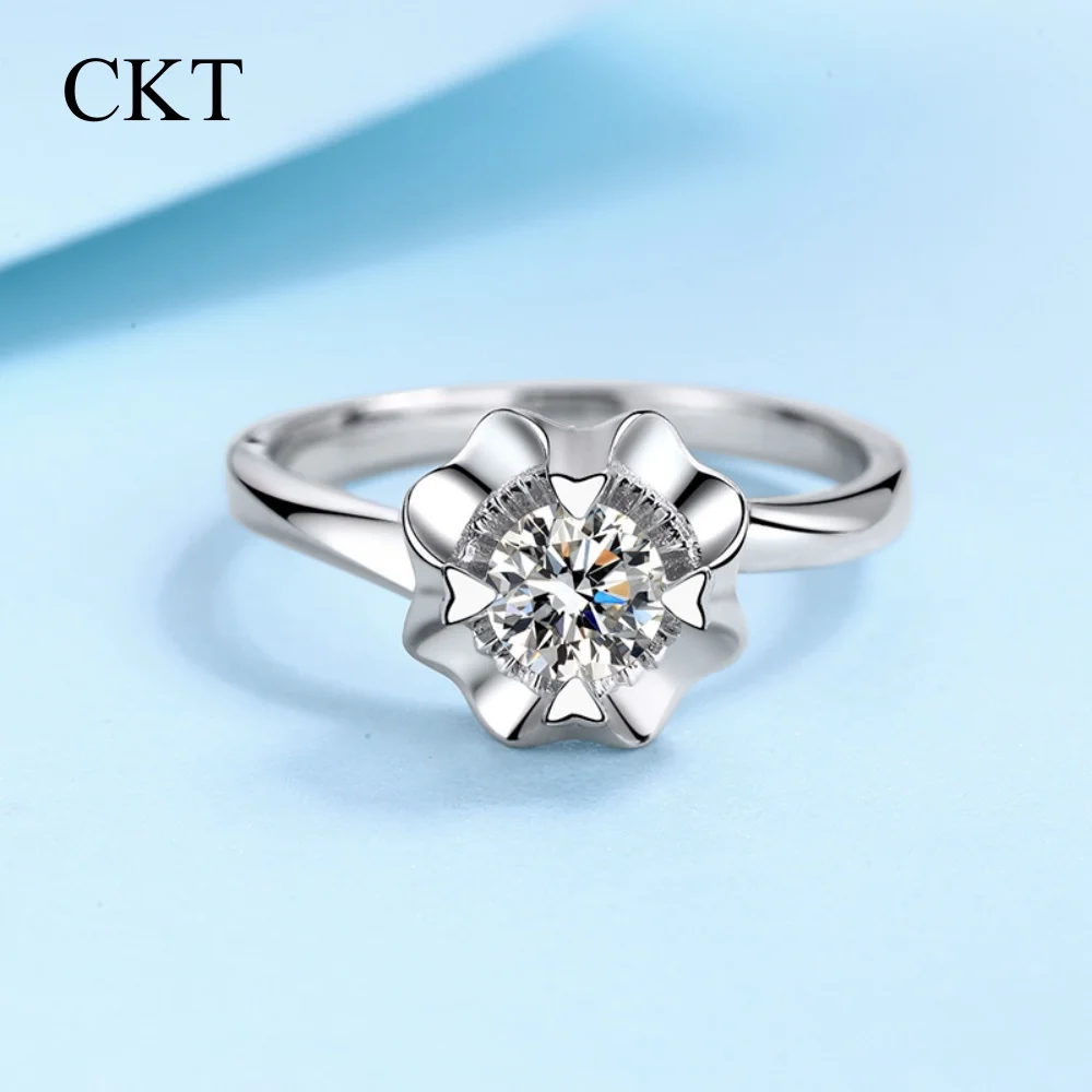 CKT 0.3/0.5ct Moissanite Rings for Women Platinum Pt950 Love Heart Four Claws Wedding Diamond Band Fine Jewelry Wholesale
CKT 0.3/0.5ct Moissanite Rings for Women Platinum Pt950 Love Heart Four Claws Wedding Diamond Band Fine Jewelry Wholesale