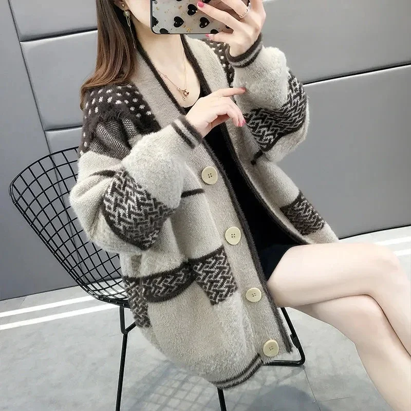 Mink Velvet Knitted Cardigan Jacket Women's 2024 New Loose Ladies Sweater Outerwear Spring and Autumn All-Match Button Jacket
Mink Velvet Knitted Cardigan Jacket Women's 2024 New Loose Ladies Sweater Outerwear Spring and Autumn All-Match Button Jacket