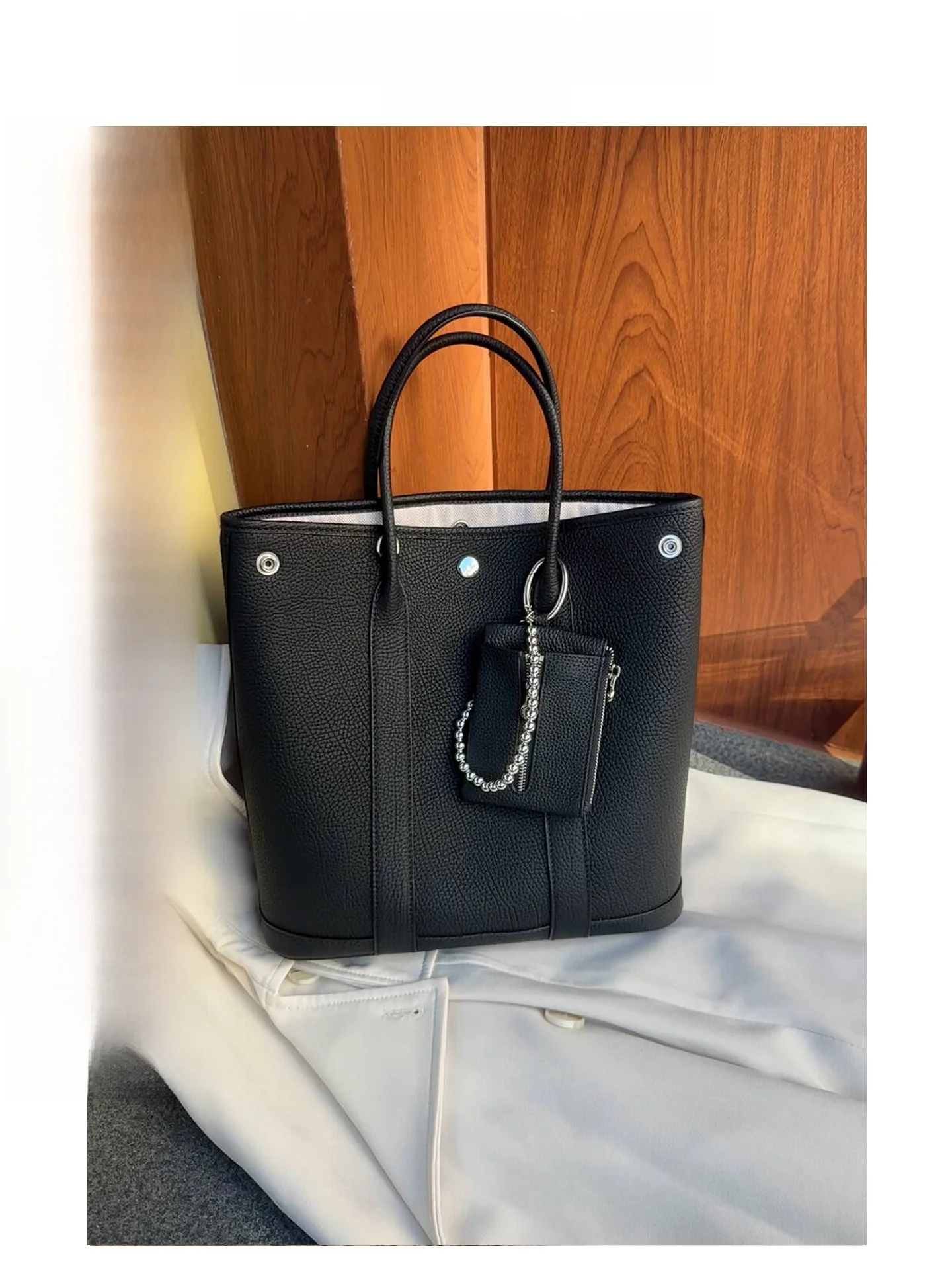 Genuine Leather Vertical Garden Tote Bag Women's Commuter Handbag Large Capacity Spring Summer Shoulder Crossbody Mom Bag
Genuine Leather Vertical Garden Tote Bag Women's Commuter Handbag Large Capacity Spring Summer Shoulder Crossbody Mom Bag