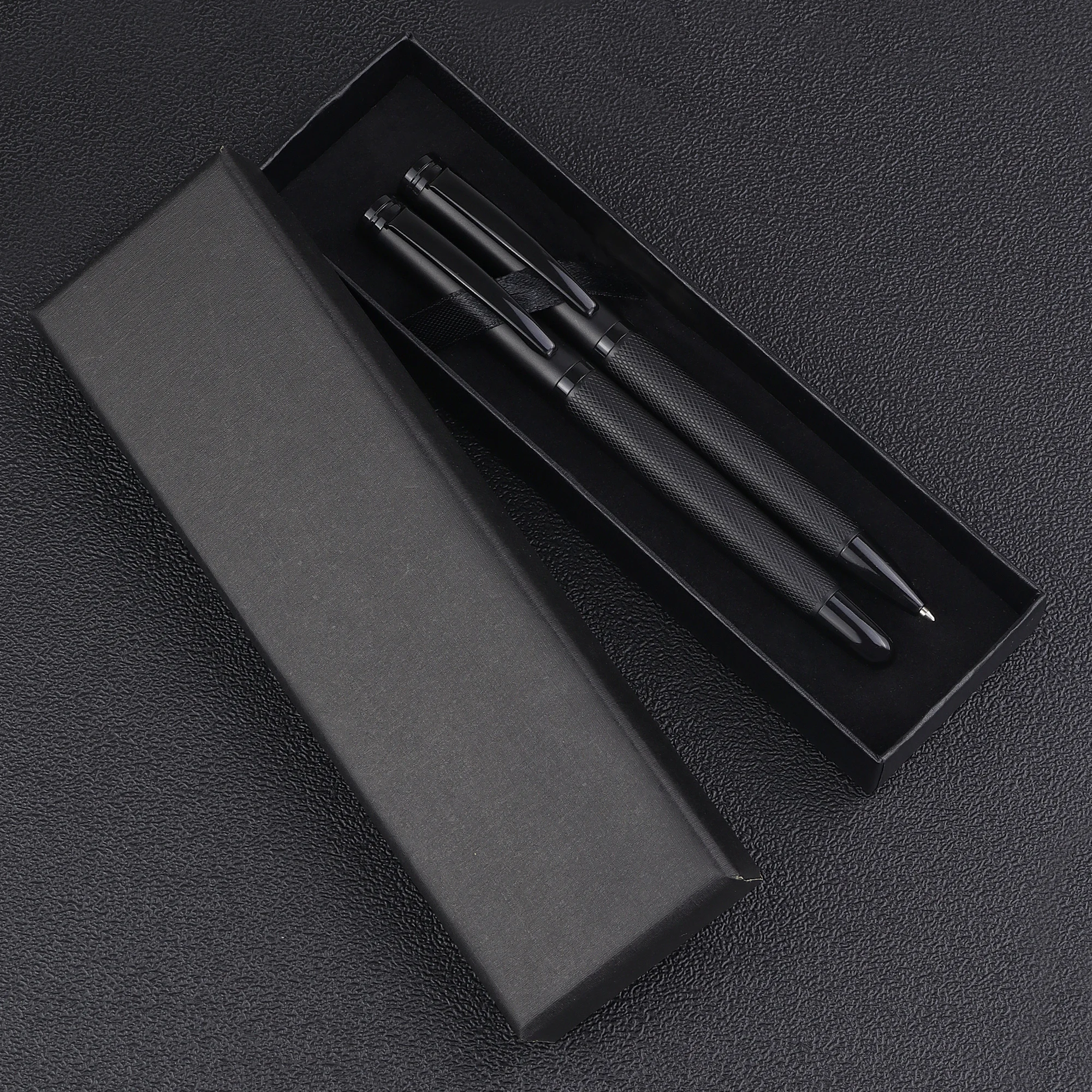 YUNCHUN 1 Set (2-Piece Set)—Includes 1 ballpoint pen and 1 rollerball pen, Elegant Black Premium Edition, comes with a box
YUNCHUN 1 Set (2-Piece Set)—Includes 1 ballpoint pen and 1 rollerball pen, Elegant Black Premium Edition, comes with a box