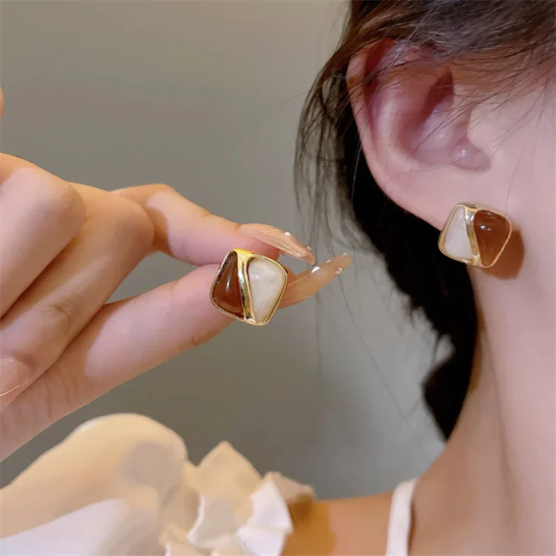 New Fashion Enamel Resin Geometric Blocks Stud Earrings Sweet Elegant Temperament Women Earrings
New Fashion Enamel Resin Geometric Blocks Stud Earrings Sweet Elegant Temperament Women Earrings