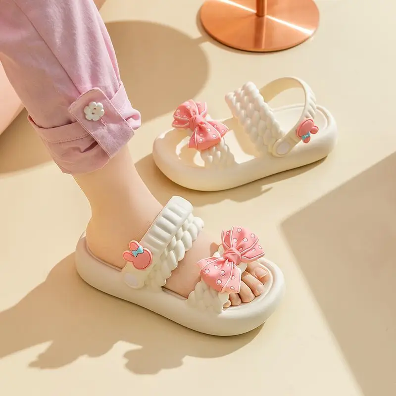 Сандалии для девочек, летние модели, детские пляжные нескользящие бантики среднего и старшего возраста, крутые тапочки для родителей и детей на толстой подошве 
Сандалии для девочек, летние модели, детские пляжные нескользящие бантики среднего и старшего возраста, крутые тапочки для родителей и детей на толстой подошве