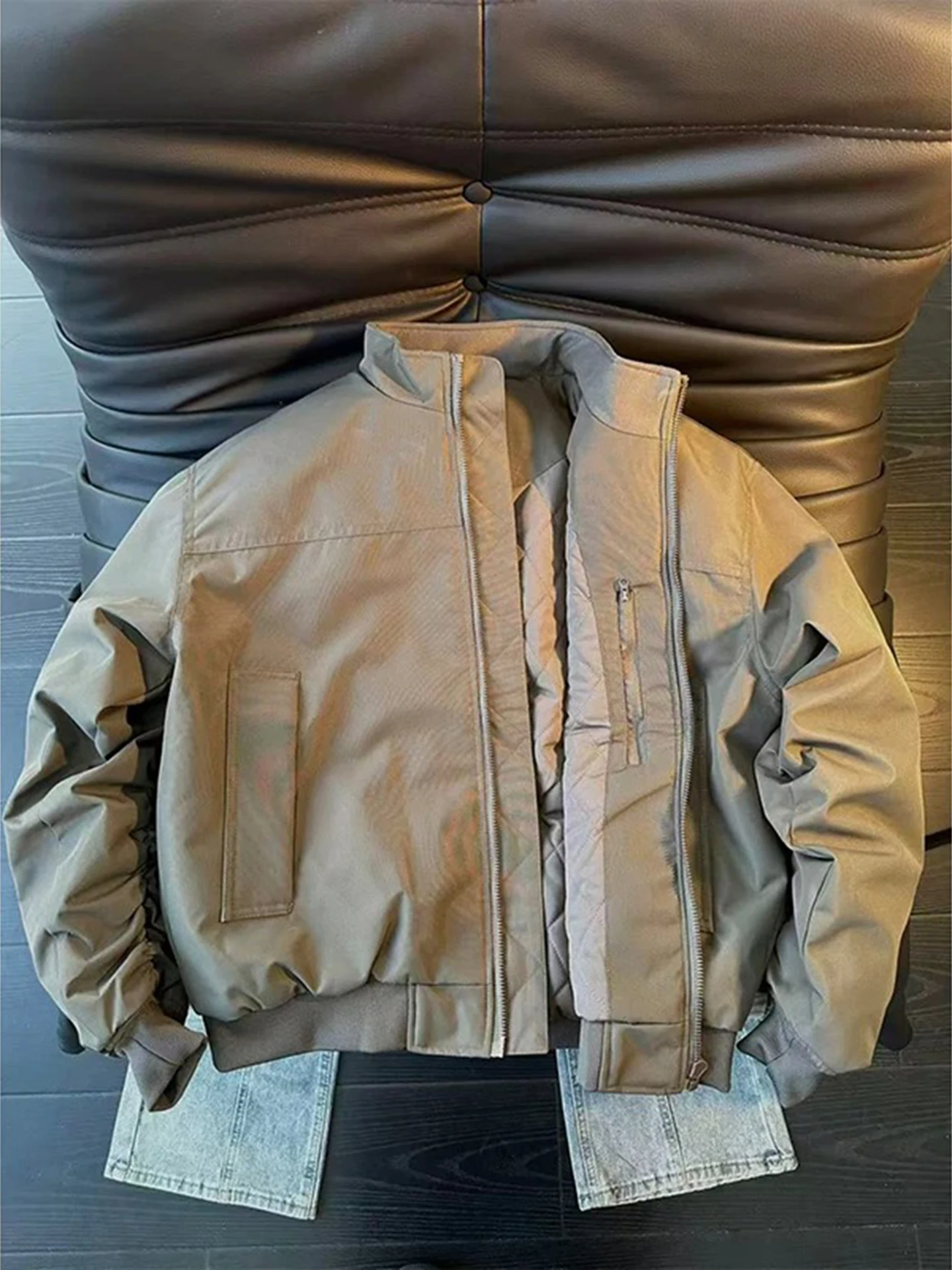 American Sle Thiened ort Flight Jaet Cotton Coat Men's Winter Warm Stand Collar Tee-proof Fce-lined Zipper Closure
American Sle Thiened ort Flight Jaet Cotton Coat Men's Winter Warm Stand Collar Tee-proof Fce-lined Zipper Closure