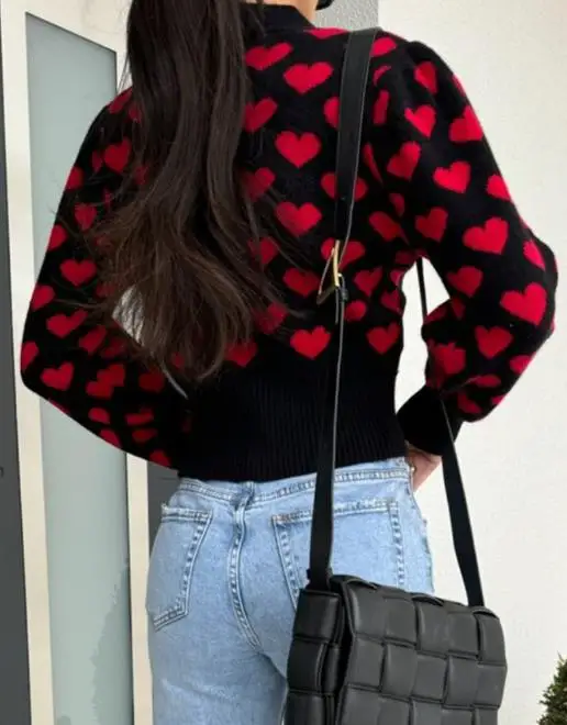 Autumn and Winter 2025 Fashion Heart Embroidery Print Slim Button Long Sleeved Knitted Cardigan Casual Short Knitted Jacket
Autumn and Winter 2025 Fashion Heart Embroidery Print Slim Button Long Sleeved Knitted Cardigan Casual Short Knitted Jacket