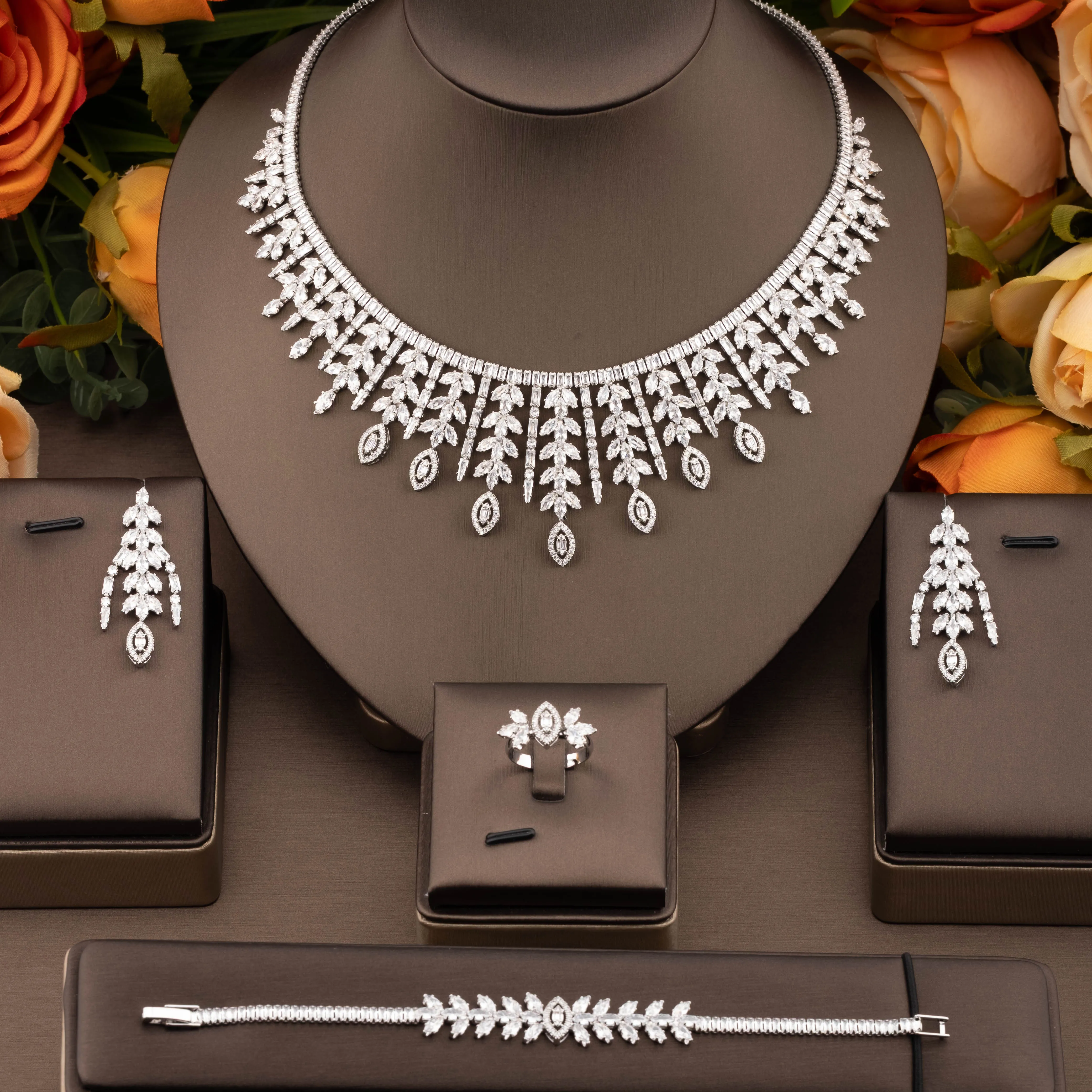 1 комплект роскошных и элегантных украшений с дизайном в виде букета из сверкающих кубических циркониев, подходит для женщин для ношения на свадьбах.
1 комплект роскошных и элегантных украшений с дизайном в виде букета из сверкающих кубических циркониев, подходит для женщин для ношения на свадьбах.