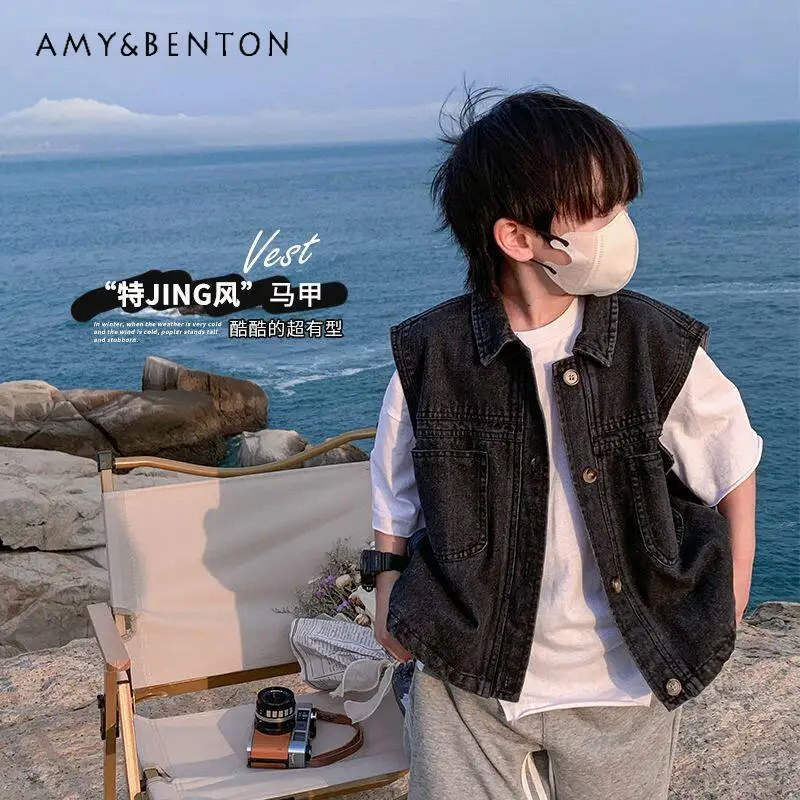 Boys Cool Fashion Spring and Summer 2026 New Sleeveless Outerwear Vest Kids High Quality Street Style Denim Loose Fit Waistcoat
Boys Cool Fashion Spring and Summer 2026 New Sleeveless Outerwear Vest Kids High Quality Street Style Denim Loose Fit Waistcoat